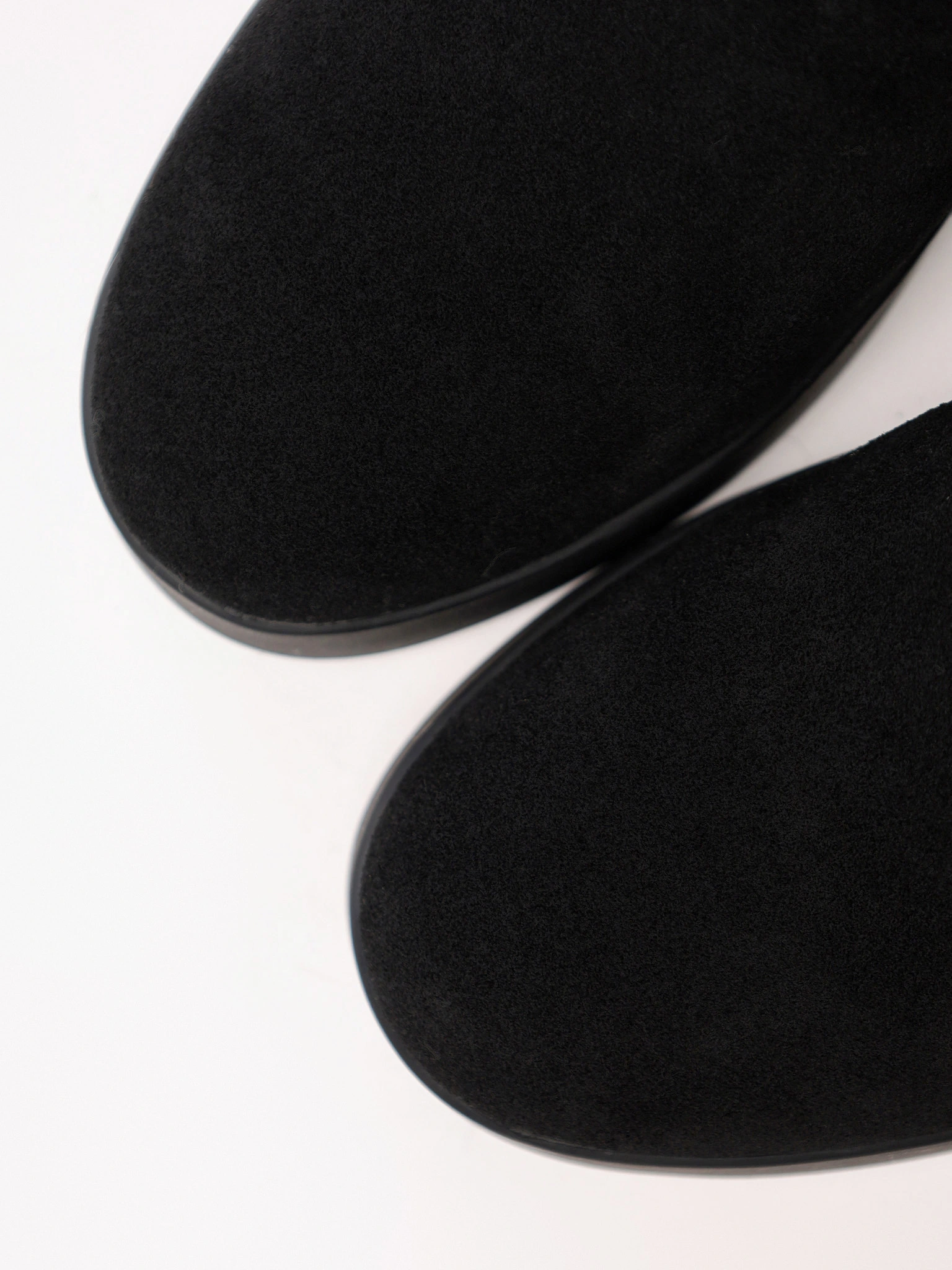 Сапоги черного цвета из натуральной замши на высокой платформе